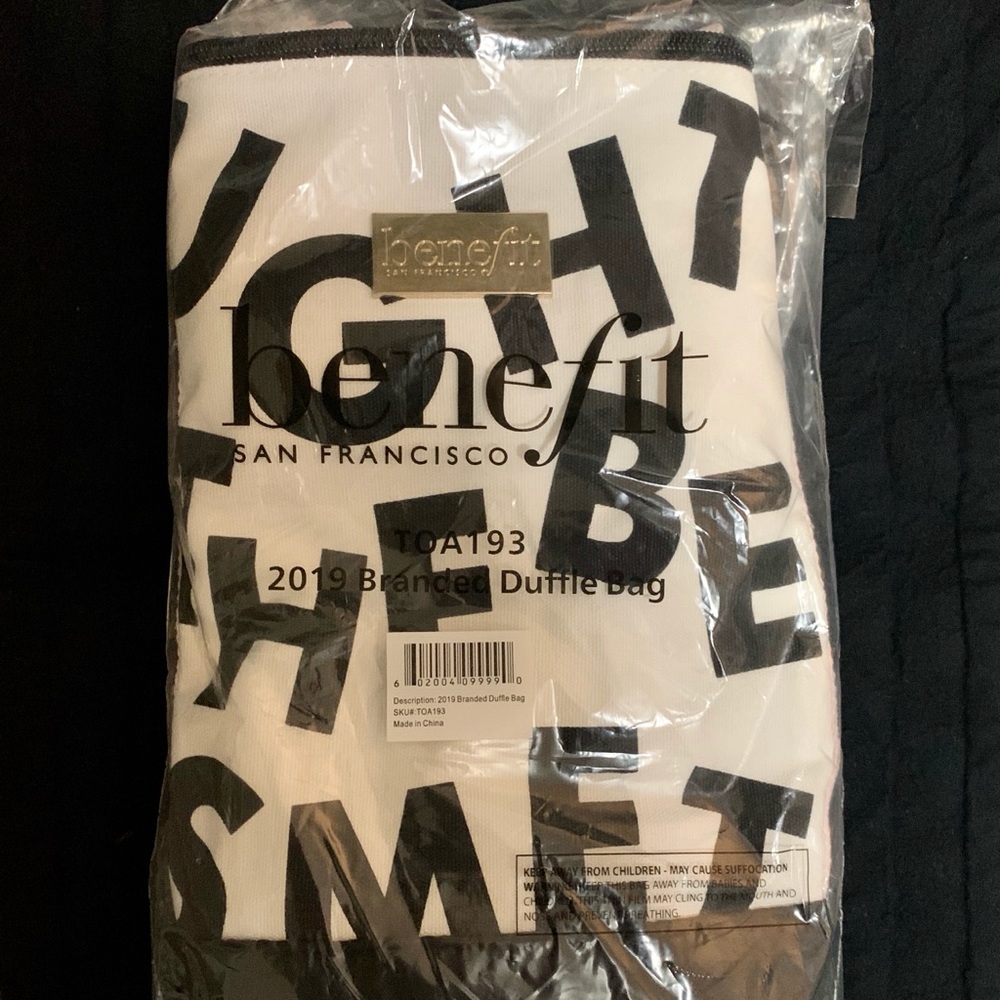 Benefit duffel bag ( special edition )